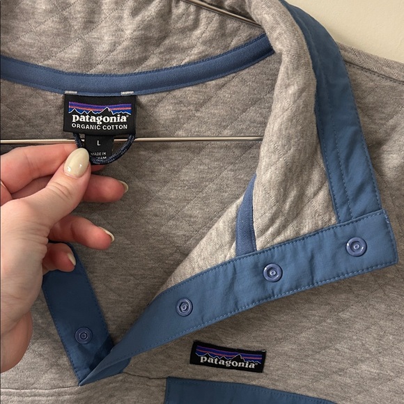 Patagonia Quilted Snap Pullover in Light Gray with Blue Trim - Picture 2 of 2